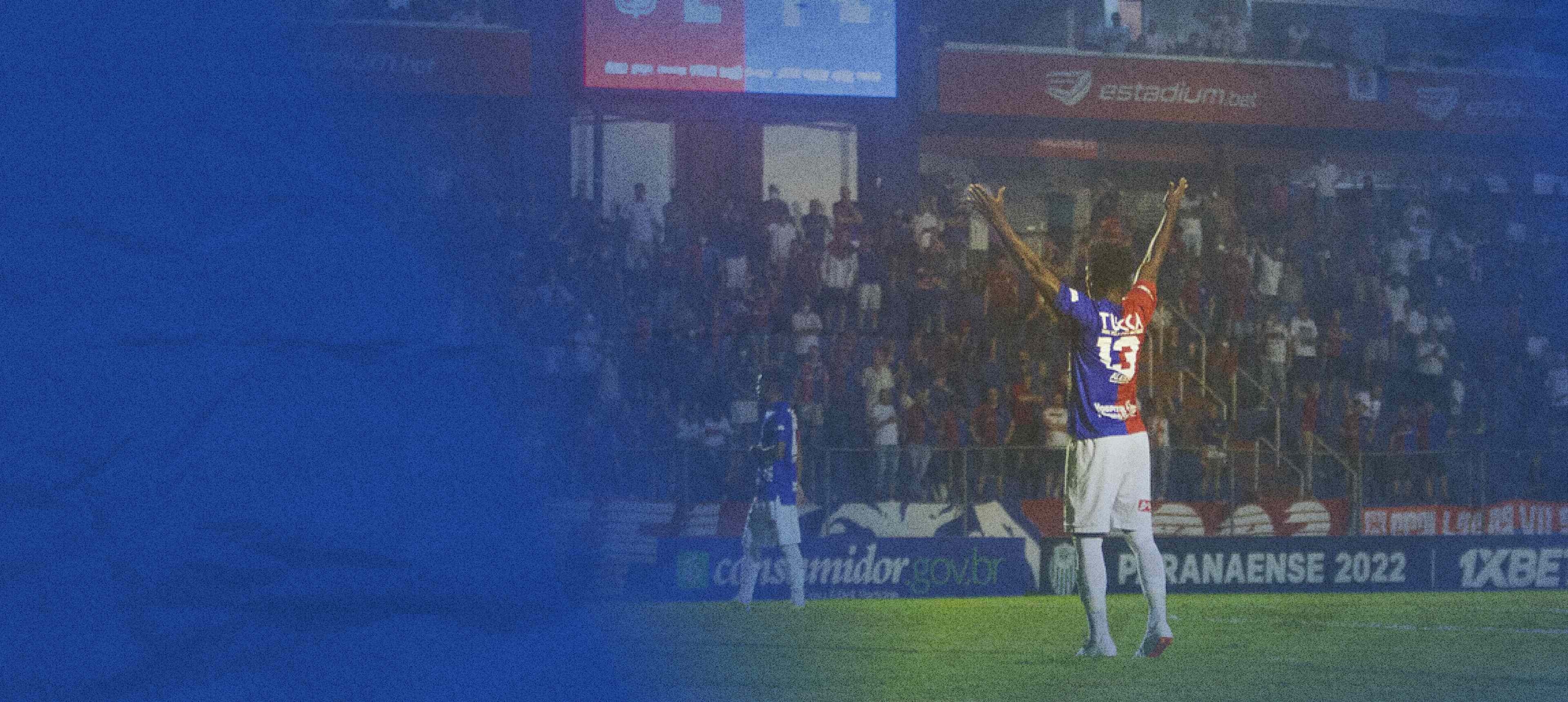 Jogador do Parana Clube celebrando com a torcida